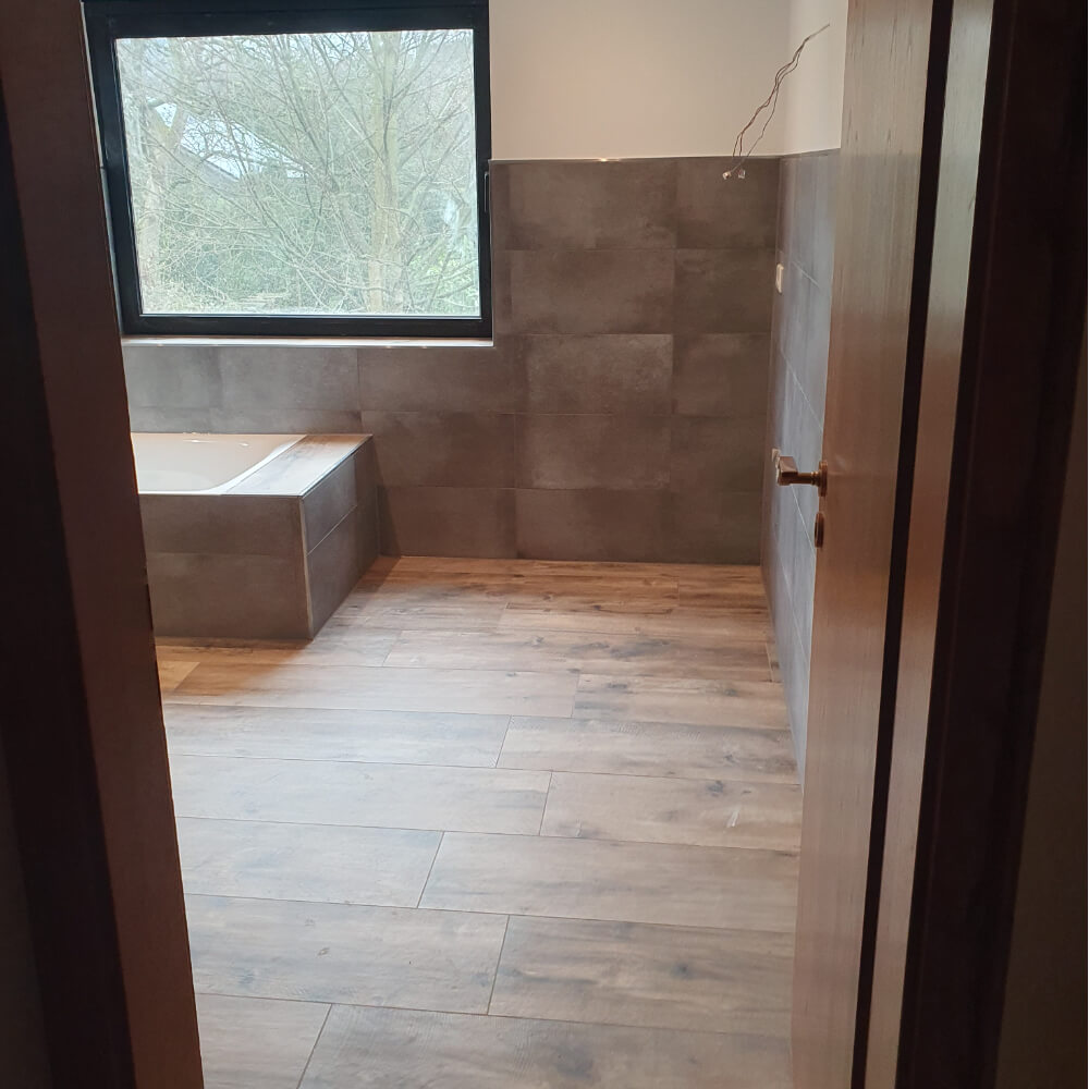 Badezimmer renoviert - Badewanne, Wand und Boden.