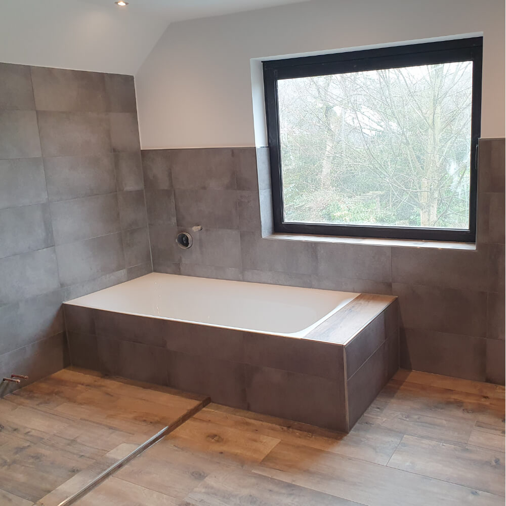 Badezimmer renoviert - Badewanne und Wand.
