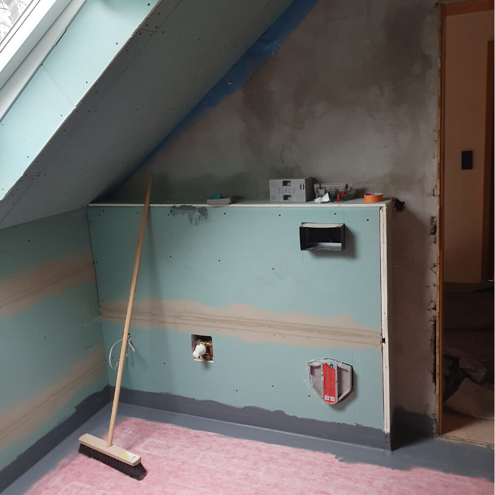 Badezimmer in Renovierung - Rigipsplatten und Toilettenaufhängung.