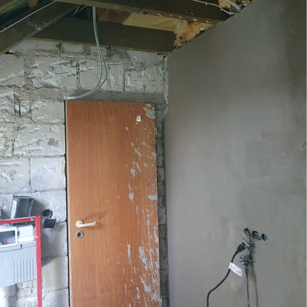 Badezimmer im Rohbau - Türansicht.